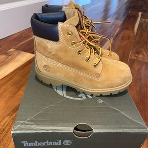 Timberland boys size 10 toddler wheat Nubuck classic 6 in waterproof boot.